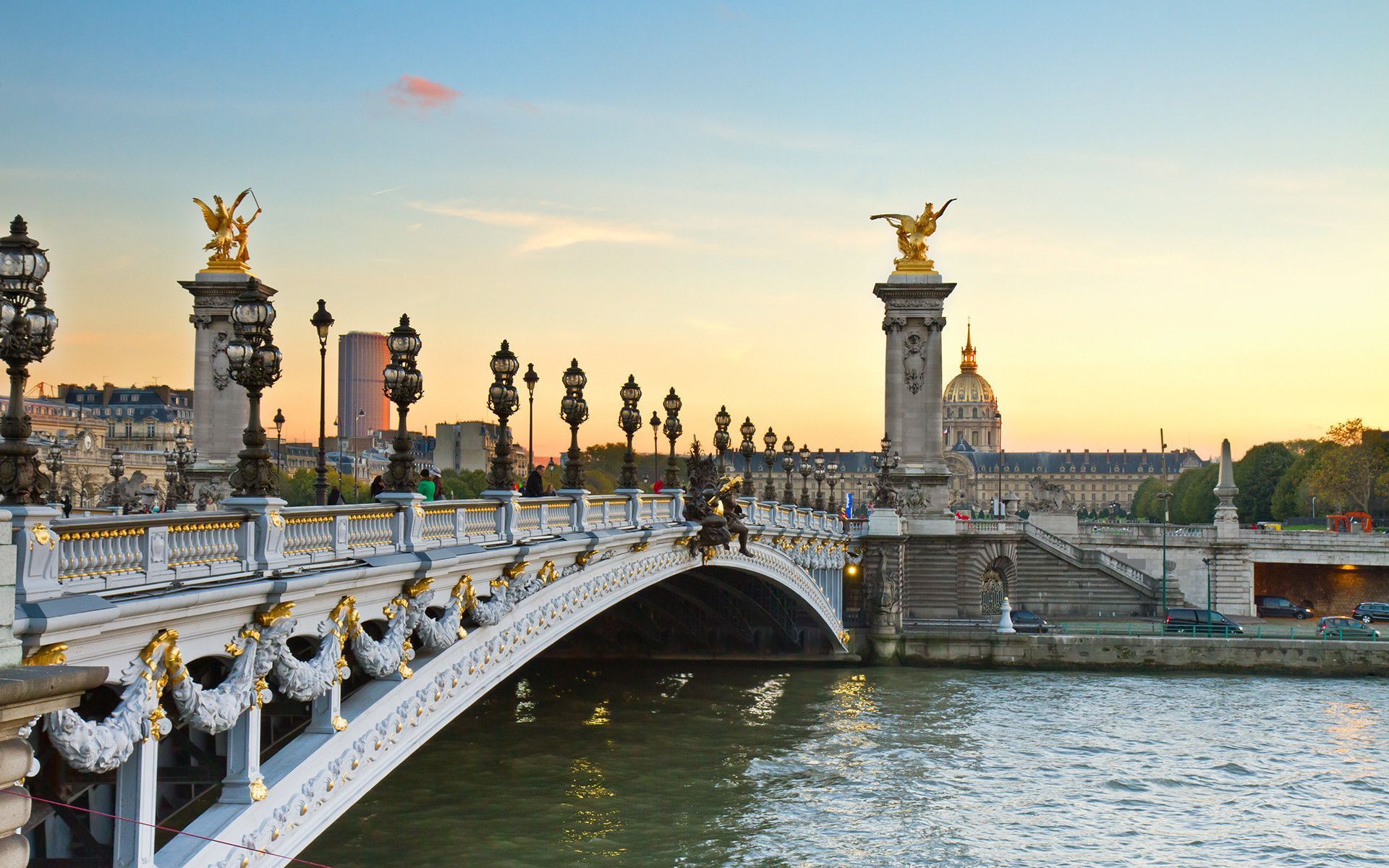 ΠΡΩΤΟΜΑΓΙΑ ΣΤΗ ΜΑΓΕΥΤΙΚΗ ΠΟΛΗ ΤΟΥ ΠΑΡΙΣΙΟΥ