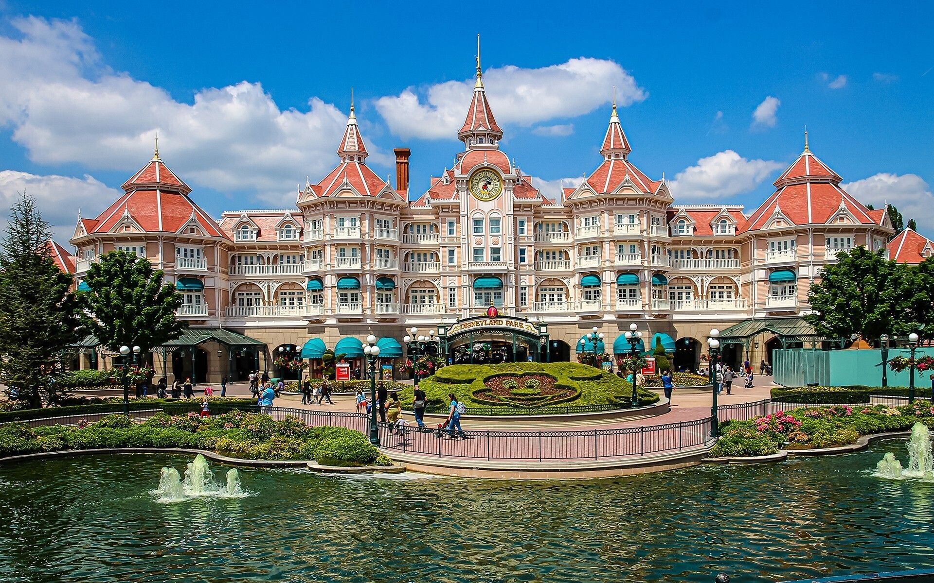 ΠΡΩΤΟΜΑΓΙΑ ΣΤΟΝ ΜΑΓΙΚΟ ΚΟΣΜΟ ΤΗΣ DISNEYLAND