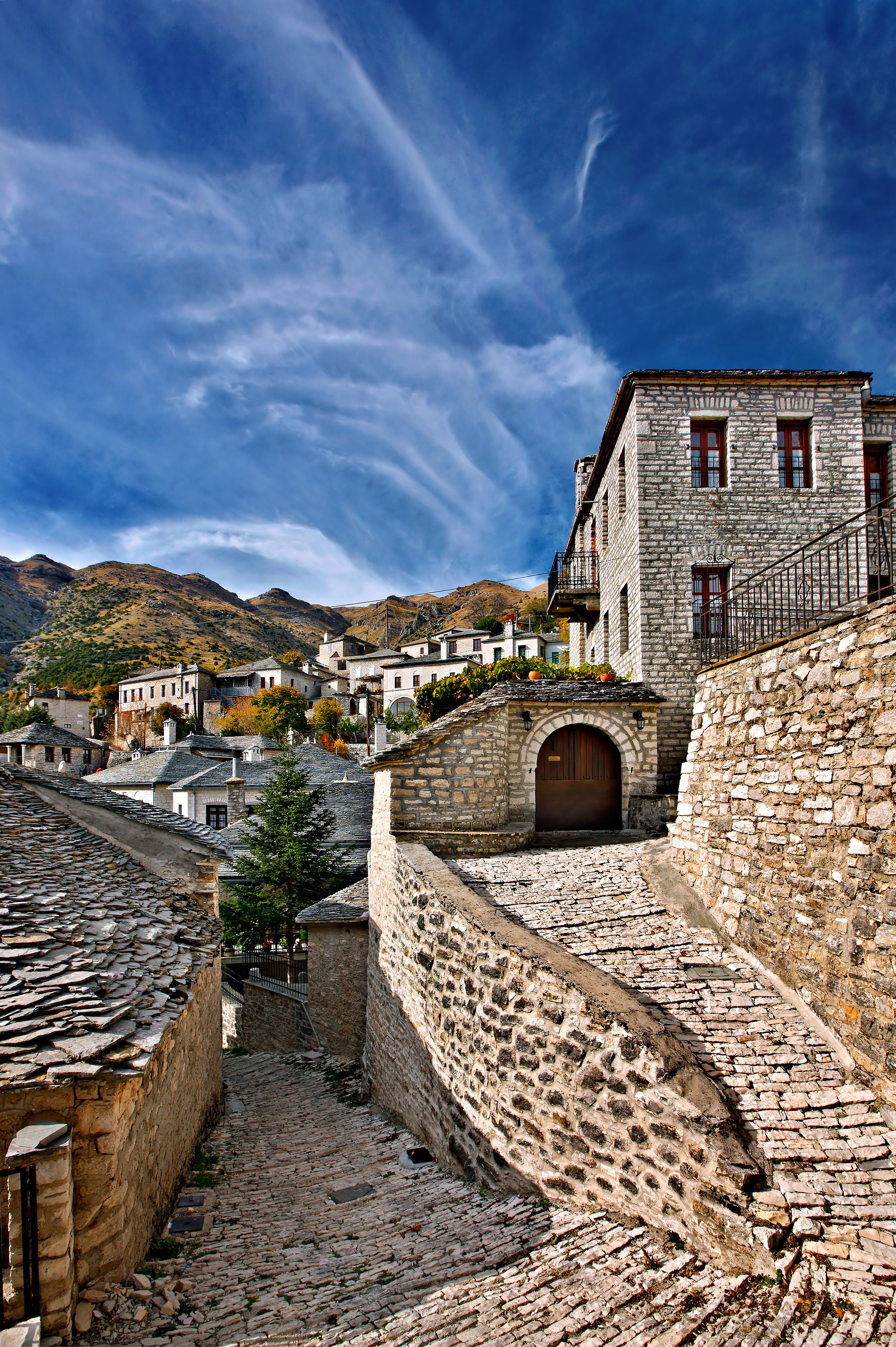 ΣΤΑ ΠΕΤΡΙΝΑ ΣΤΟΛΙΔΙΑ ΤΩΝ ΤΖΟΥΜΕΡΚΩΝ